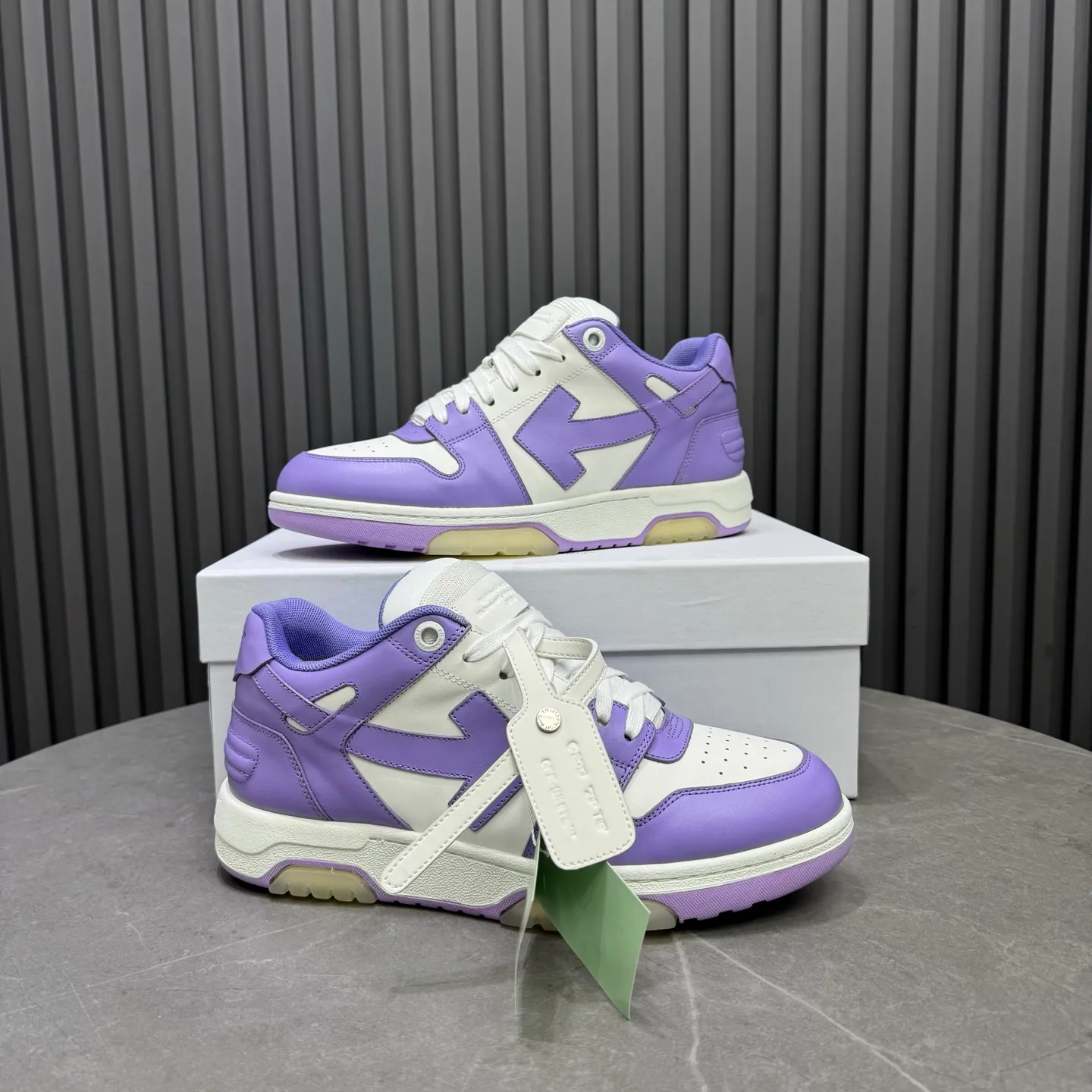 【off- white】P: 620💰Couple model👫, Size: 35-44 (Customized for men 38.45.46) High-quality version👊 "Out of office" series original molding, original lasting, production process 1:1 Original ➰OFF GRAY WHITE OW ➰ First-layer cowhide Imported skin-friendly and environmentally friendly polyester mesh Original molding high elastic and environmentally friendly molding pad Made with the original lasting process. The original molded rubber outsole (never yellows and deforms) has a super correct shape, bright color and strong three-dimensional effect👍. Packaging💯Full set of packaging synchronized with the official website (branded paper, certificate of quality, branded cloth bag)